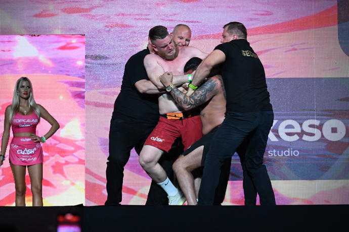 FOTO: Jan Rybka vs Lukáš Bartoš: O drama nebylo nouze. – stránka 330