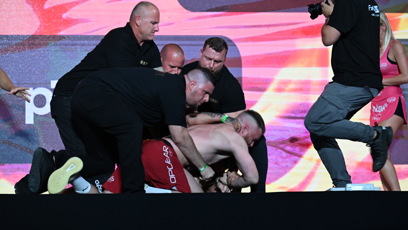 FOTO: Někteří se do sebe pustili ještě před zápasem.