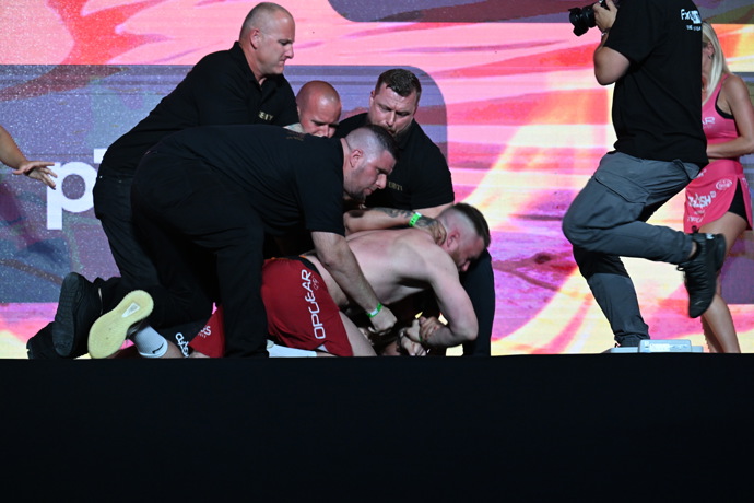 FOTO: Někteří se do sebe pustili ještě před zápasem. – stránka 328