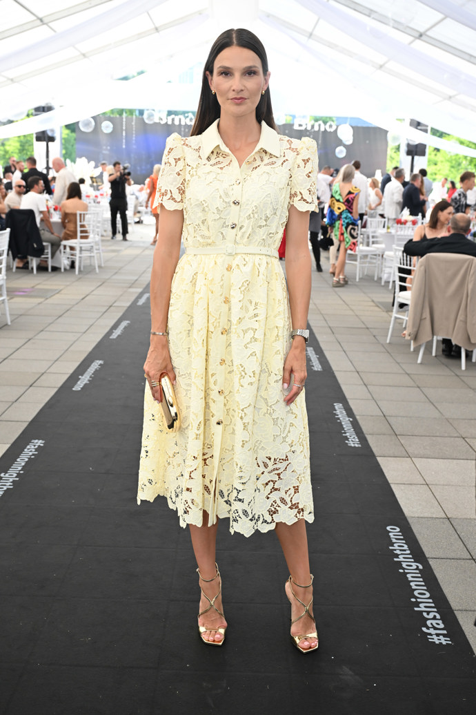 FOTO: Nikol Švantnerová dorazila na Fashion Night Brno v světle žlutých šatech. – stránka 3