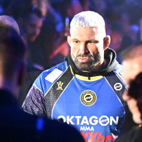 Attila Végh míří do ringu.