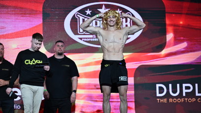 FOTO: Alex Zach dorazil ve zlaté paruce.