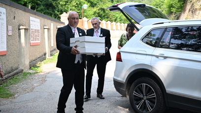 FOTO: Na svatbu se ke Karlštejnu sjížděli hosté.