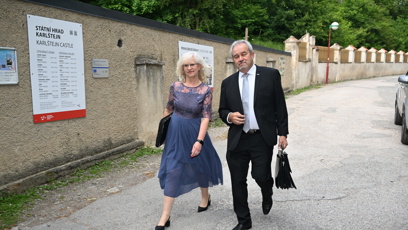 FOTO: Na Karlštejn přicházeli svatební hosté.