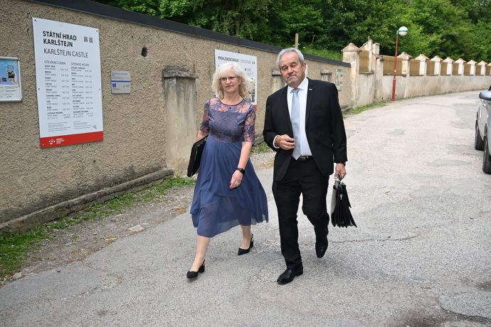 FOTO: Na Karlštejn přicházeli svatební hosté. – stránka 22