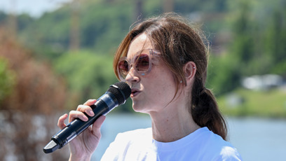 FOTO: Daniela Brzobohatá v roli moderátorky.