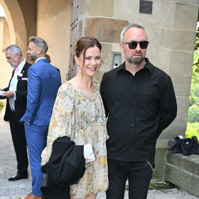 Herečka Ivana Korolová s manželem Jiřím Veselým. Ten se rozhodl pro kompletně černý outfit. 