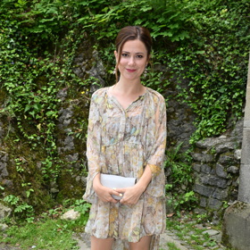 Ivana Korolová oblékla lehké květované letní šaty doplněné o nude střevíčky. 