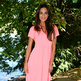 Eliška Bučková na akci přišla v růžových šatech v délce po kolena doplněné o tenisky. 