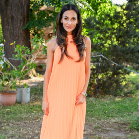 Později se Eliška převlékla do dlouhých plisovaných šatů v oranžové barvě. 