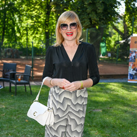 Štěpánka Duchková oblékla vzorované široké kalhoty s vysokým pasem o černé tričko s tříčtvrtečním rukávem. 