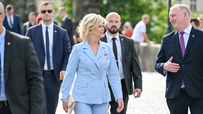 FOTO: První dáma Eva Pavlová zvolila blankytně modrý kostýmek.