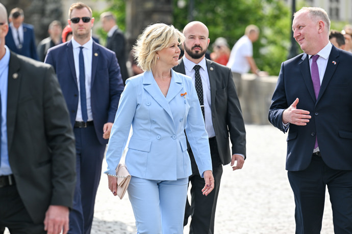 FOTO: První dáma Eva Pavlová zvolila blankytně modrý kostýmek. – stránka 92