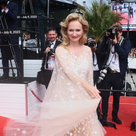 Účes doplnila Aňa Geislerová éterickými šaty, které měly připomínat pivní pěnu. 