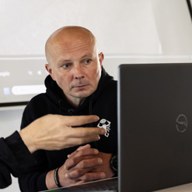 Na tiskové konferenci Petr Mrňa komentoval záznamy z bezpečnostních kamer Berlínského metra. 