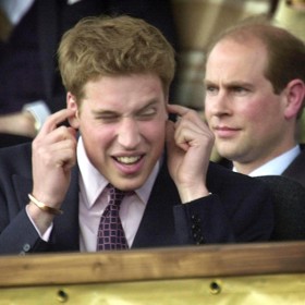 Ztlumte už sakryš tu hudbu, jako by William říkal na koncertě u příležitosti zlatého jubilea své babičky, královny Alžběty II. Zatímco princ Edward (vpravo) snášel vystoupení se stoickým klidem, dvacetiletý William se s ním vypořádal méně nedůstojně. A my už víme, odkud vzal princ Louis to své ostentativní ucpávání uší...