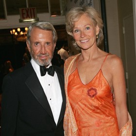 Herec a amatérský boxer Roy Scheider, který ve filmu ztvárnil hlavního hrdinu, policistu Martina Brodyho, zemřel v roce 2008 ve věku 75 let. Zanechal po sobě manželku, herečku Brendu Siemer (76, na snímku) a dvě děti. Syn Christian (35) zdárně kráčí v otcových stopách, dcera Maximillia z Royova prvního manželství zemřela roku 2006 na leukémii.