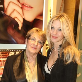 Paní Věra ráda doprovází Sabinu do společnosti, a podporuje ji také v její kariéře. 