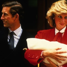 Narození prince Harryho mělo být pro Charlese a Dianu jedním z nejkrásnějších momentů v životě. Ale nebylo.