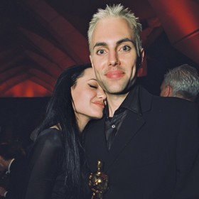 Nejvěrnějším přítelem Angeliny Jolie byl a je starší bratr James Haven. Na Oscarech v roce 2000 se postarali o mimořádný rozruch, když si v zákulisí vyměnili vášnivý polibek.