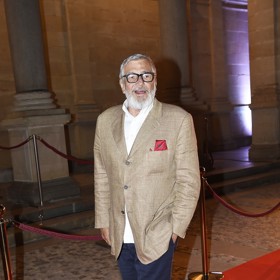 Stejným rudým kapesníčkem ozdobil jindy kapsičku světlého saka.