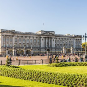 Její bývalá uklízečka Anne Simmons, která působila více než 10 let v Buckinghamském paláci čítajícím na 775 pokojů, nyní odhalila skvělou vychytávku, jak odstranit prach z členitých nebo špatně přístupných míst. K tomuto účelu používala oblíbenou dětskou hračku - sliz.