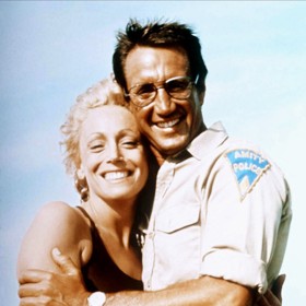 Manželku Martina Brodyho si zahrála Lorraine Gary.