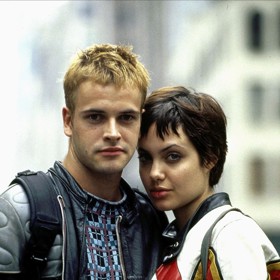 Už jen hereččiny vztahy s muži by vydaly na knihu. Jejím prvním manželem byl herec Jonny Lee Miller, kterého si vzala v zakrváceném tričku. Jejich svazek vydržel pouhý rok.