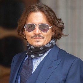 Jestli je nějaký účes pro hrdinného Piráta z Karibiku příznačný, pak je to mikádo po bradu. Pochlubil se jím třeba na premiéře filmu Dánská dívka v Los Angeles roku 2015. Bob s nedbale upravenými prameny je mladistvý a paradoxně i mužný.