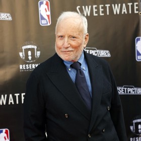 Herec Richard Dreyfuss oslavil 77. narozeniny a těší se na svůj věk dobrému zdraví. Žije s ruskou rodačkou Svetlanou Erokhin a má tři děti z prvního manželství.