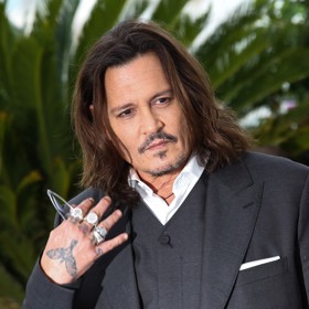 Herec Johnny Depp slaví 9. června 62. narozeniny. V posledních letech se přitom vrací k účesu, kterým se chlubil v začátcích kariéry. Na filmovém festivalu v Cannes v roce 2023 předvedl dlouhé přirozené vlny. Vlasy často nosí v culíku, pro účely focení v Cannes si je ale nechal rozpuštěné.