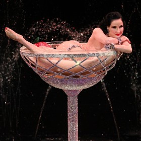 Dita Von Teese je nejslavnější burleskou na světě. Svou alabastrovou pleť si hýčká a ženám dává cenné rady, jak si udržet mladistvý vzhled. 