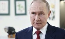 Ruský prezident Vladimir Putin se údajně dostal do epicentra útoku při svém příletu do Kurské oblasti. Kreml útok zřejmě zinscenoval.