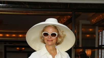 FOTO: Pamela Anderson v opulentním klobouku.