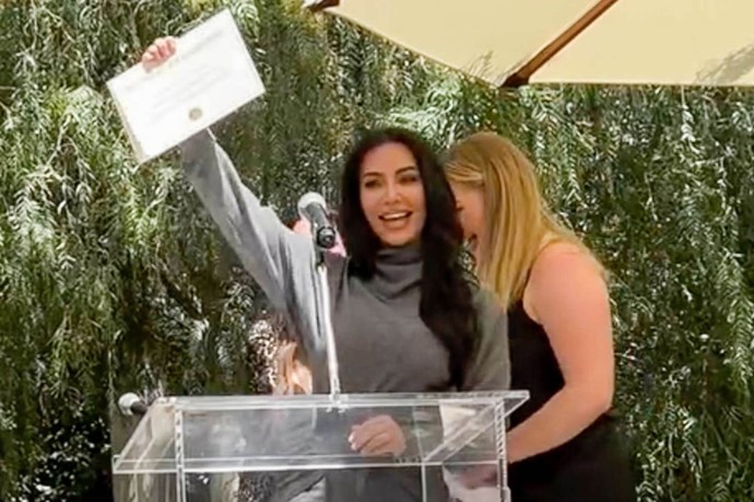 FOTO: Kim Kardashian složila zkoušku – stránka 7