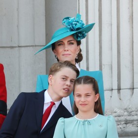 Princ George se sestrou.