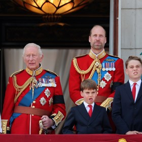 Britská královská rodina na balkóně Buckinghamského paláce.