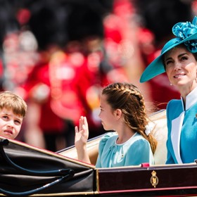 Královská rodina přijíždí do Buckinghamského paláce.