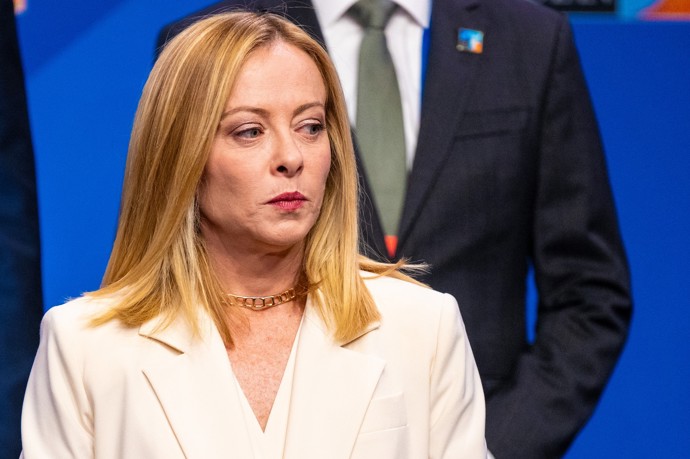 FOTO: Giorgia Meloni střídala grimasy, jako by byla na dorgách. – stránka 1