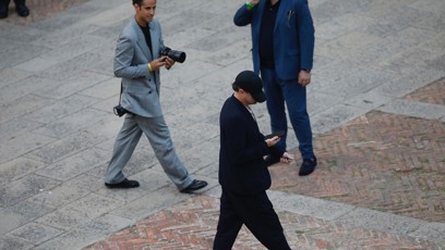 FOTO: Leonardo DiCaprio se před fotografy skrýval pod čepicí.