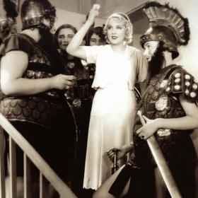 Kantor ideál: Rozpustilá studentka Věra Matysová se s celou třídou vsadí, že od nového mladého kantora dostane hubičku.