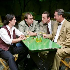 Kolegové inspektora Mosera milovali housky se salámem, které Rex tak rád kradl, když se nikdo nedíval. Herec Wolf Bachofner (uprostřed) pak ale toto jídlo nemohl pět let po natáčení ani cítit. 