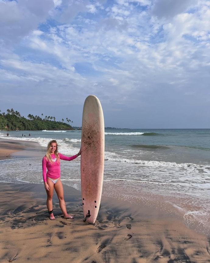 FOTO: Sandra Haganová ráda surfuje. – stránka 18
