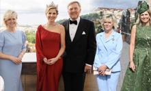 Módní rošáda na Hradě pokračuje. Eva Pavlová a královna Máxima předvedly šaty hodné červeného koberce