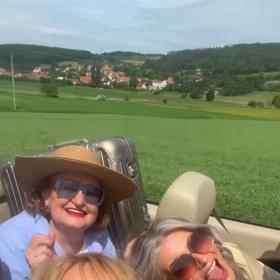 Dámy se při natáčení skvěle baví.