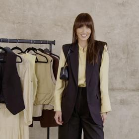 Delší vestičku můžete přehodit přes košili či jiný zajímavý top a k tomu obléknout trendy bermudy. Toto je dokonalý outfit na všední den.