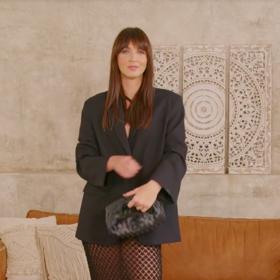 Extravagantní sukni můžete navíc využít i pro večerní outfit, přihodíte sako a kabelku a je hotovo. 