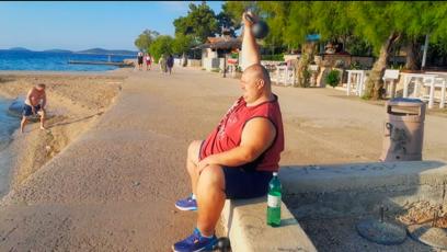 FOTO: Tomáš cvičil i během dovolené.