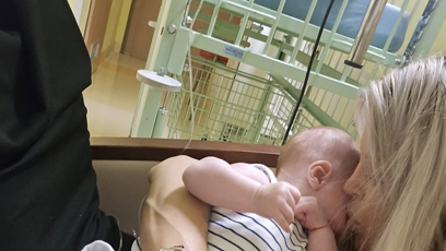 FOTO: Lela Ceterová je se synem Arniem znovu v nemocnici.