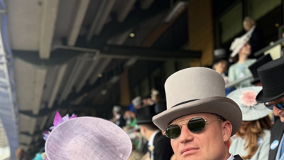 FOTO: Filip Turek přišel na dostihy v elegantním oděvu.